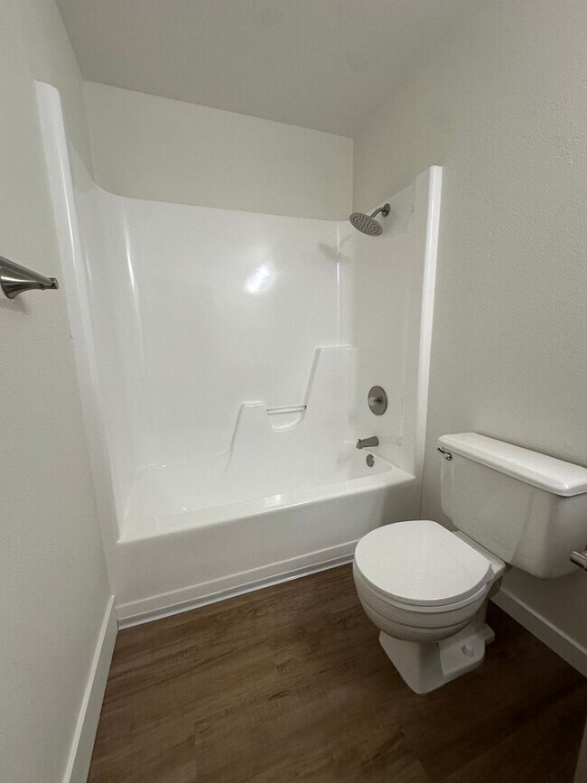Building Photo - Stunning Fully Renovated 3-Bedroom Home in...