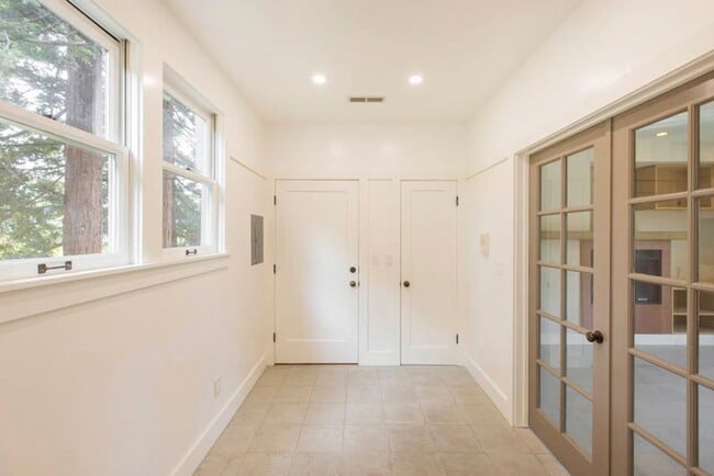 Building Photo - Balcony & Gas Fireplace: Sunny Apartment i...