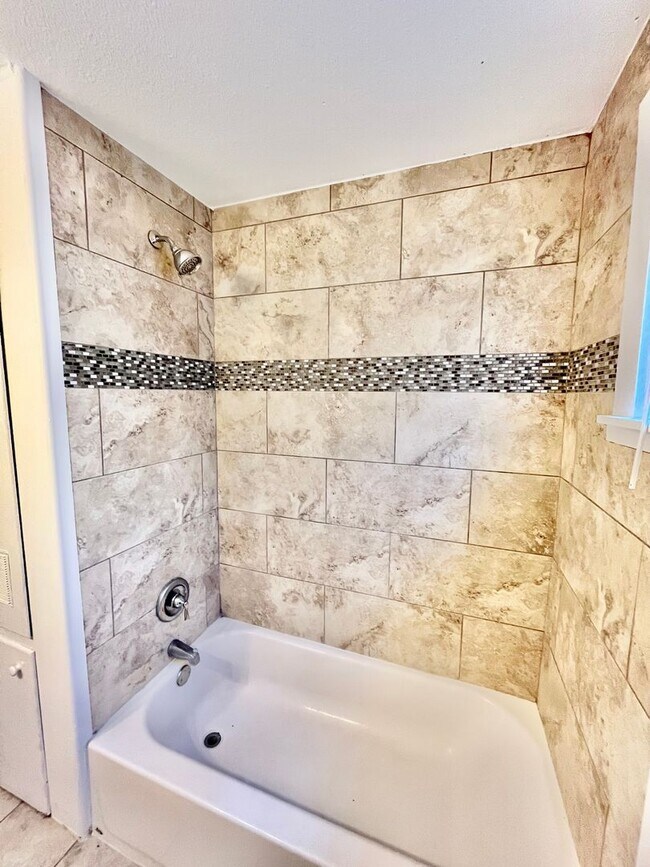 Building Photo - Pre-Leasing - 2 bed 1 bath Close to Tech!