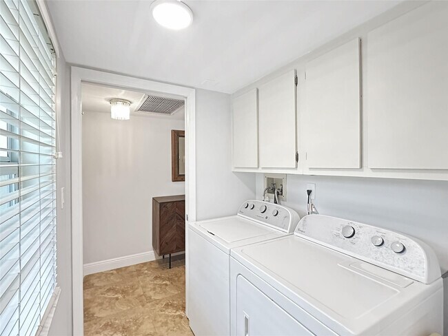 Building Photo - 3505 Oaks Way