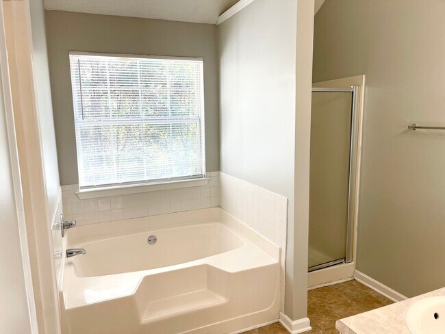 Building Photo - Welcome to this charming 3-bedroom, 2.5-ba...