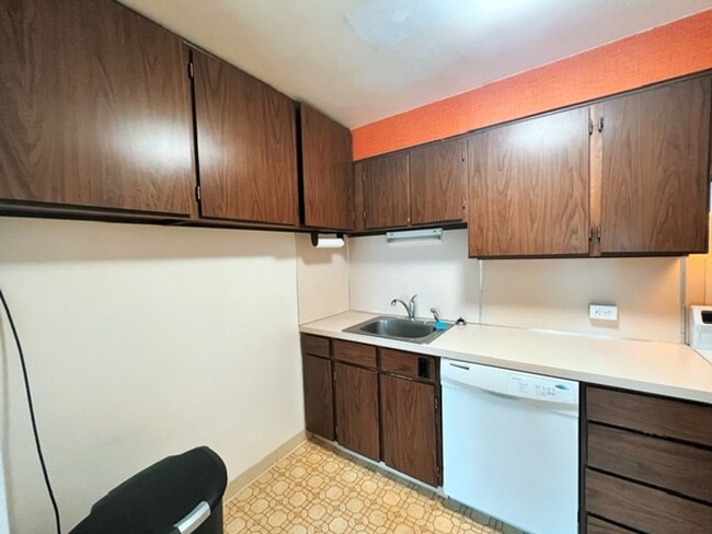 Building Photo - Partially Furnished Condo in a Well Mainta...