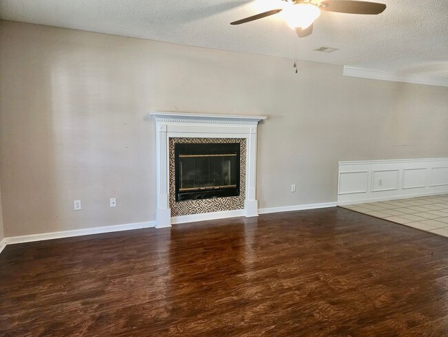 Building Photo - Charming 4 Bedroom Home in Center Lake Subdivision - Mt. Pleasant