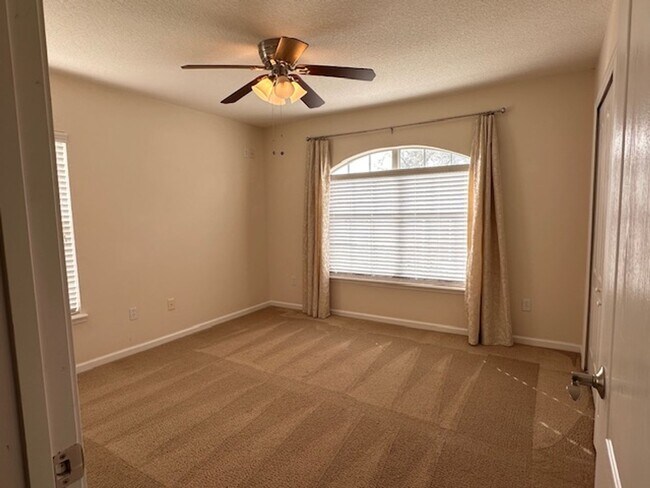 Building Photo - Large 3BD/2BA |Quiet Setting | Fenced Yard