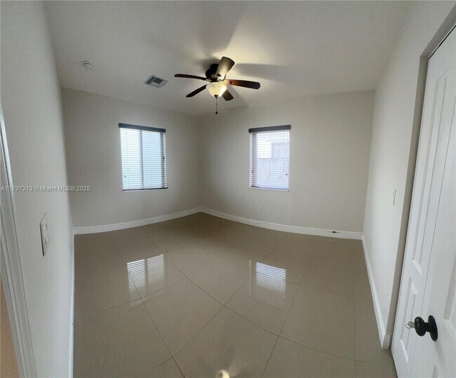 Building Photo - 2155 Biarritz Dr