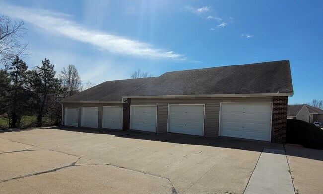 Building Photo - 3 Bedroom 2 Bathroom Condo-Spencer's Crest