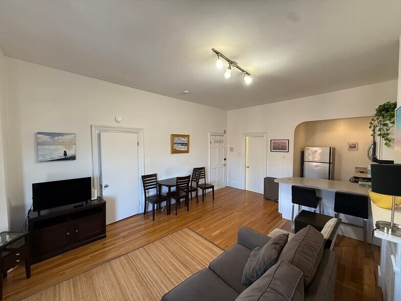 Building Photo - 670 Tremont St