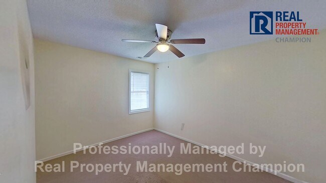 Building Photo - Adorable 3 BD/ 1.5 BA Home with Attached Garage and Large Fenced Yard