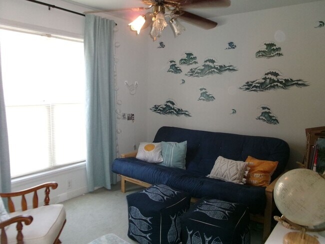 Building Photo - Walk to the Ocean from this 3 bedroom, 2.5...