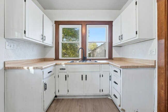 Building Photo - New 2 bedroom house listing!
