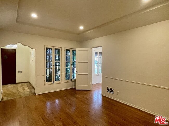 Building Photo - 203 N Doheny Dr