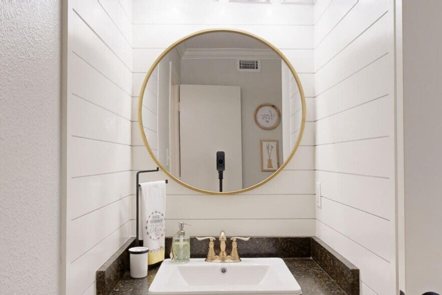 Building Photo - 512 Camp Ct