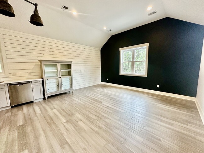 Building Photo - Large Modern Loft Home in Downtown Bluffton!