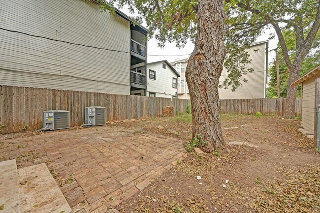 Building Photo - Top of the line House in West Campus for A...