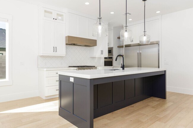 Building Photo - 6 bed / 4 bath / 3 car garage custom home in Pecan Valley