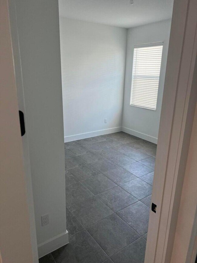 Building Photo - 12800 SW Eleanor Dr