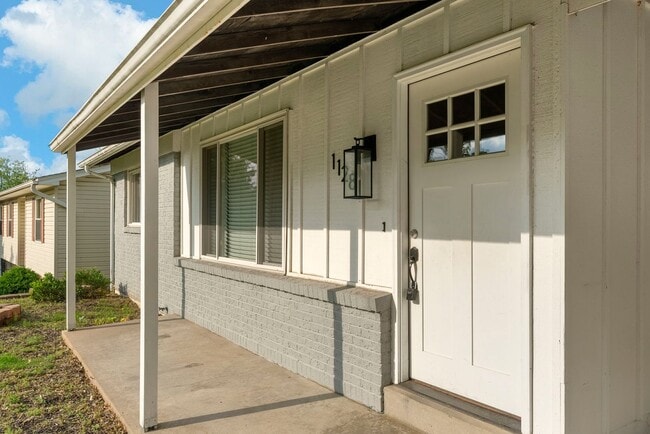 Building Photo - 1128 Saratoga Dr