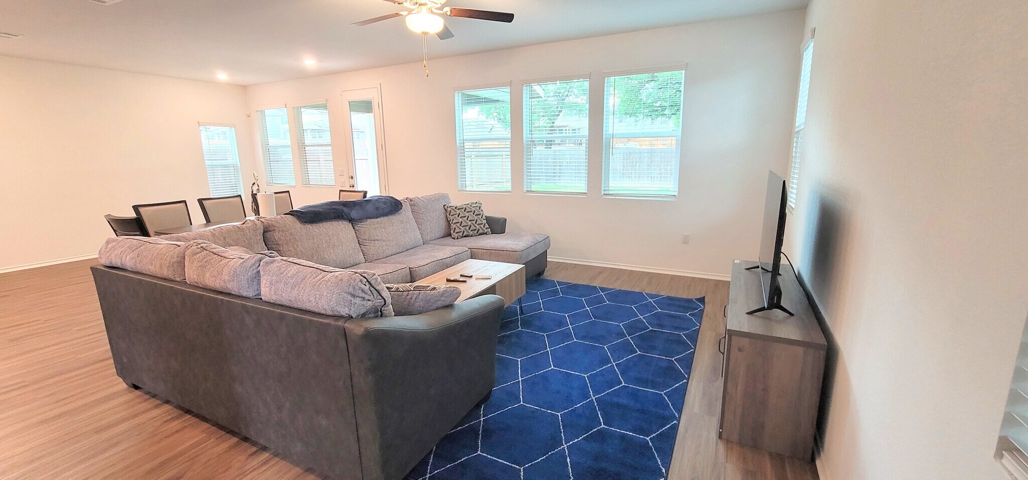 Building Photo - 1100 Winnie Dr