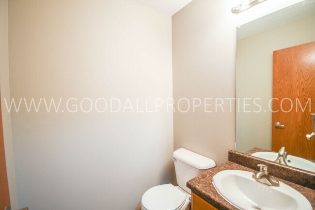 Building Photo - 3 bed 2.5 bath Single Family Home with fenced in yard!