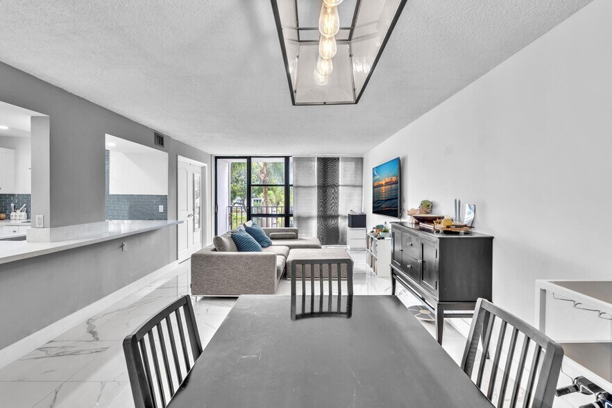 Building Photo - 1000 Parkview Dr