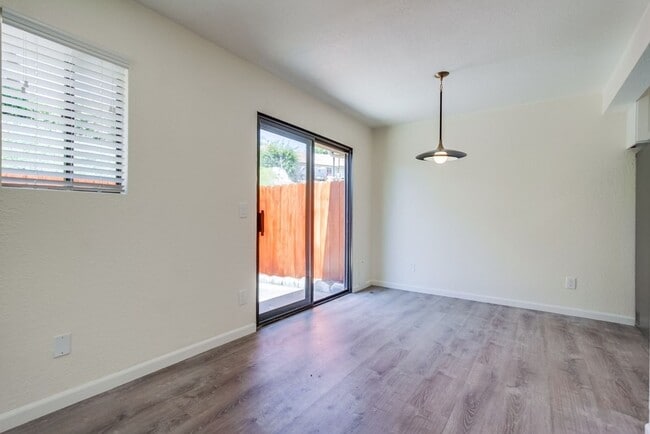 Building Photo - Downtown Vista Townhome, Available Now!