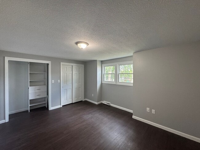 Building Photo - Refreshed 2 Bed 1.5 Bath Townhouse | Pet O...