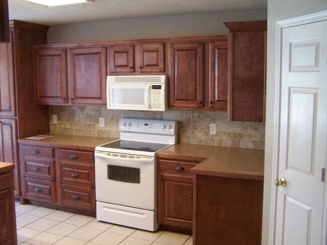 Building Photo - 311 Plantation Oak Ave