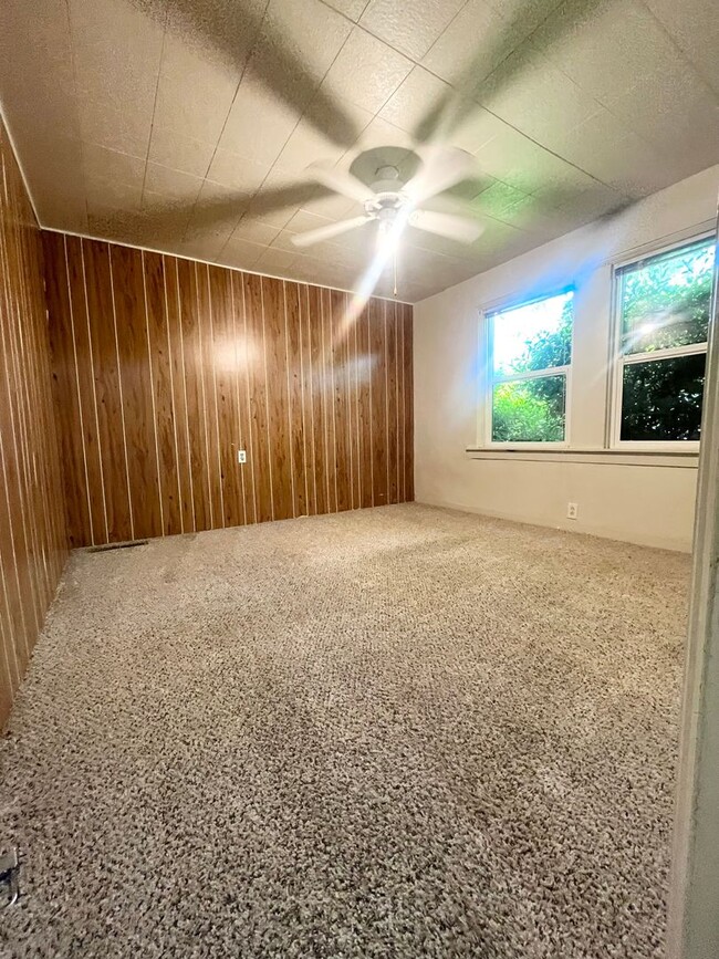 Building Photo - 3 Bedroom House, Available Now!