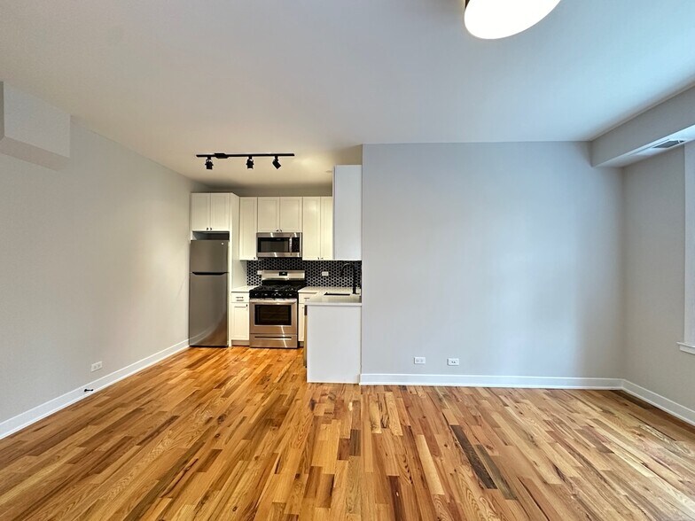 Building Photo - 661 W Wrightwood Ave