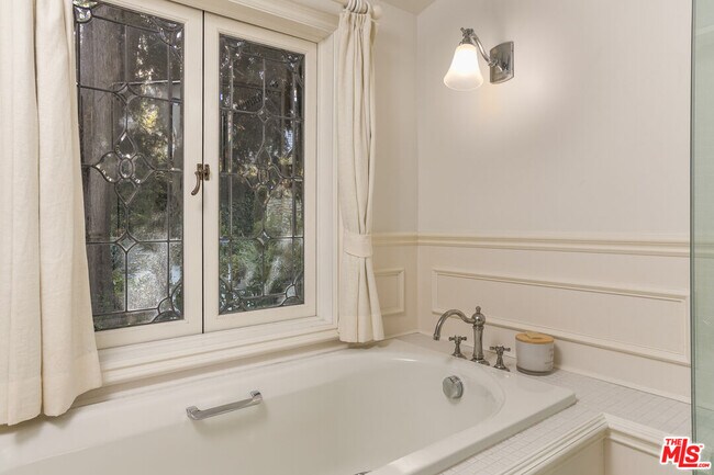 Building Photo - 4880 Queen Florence Ln