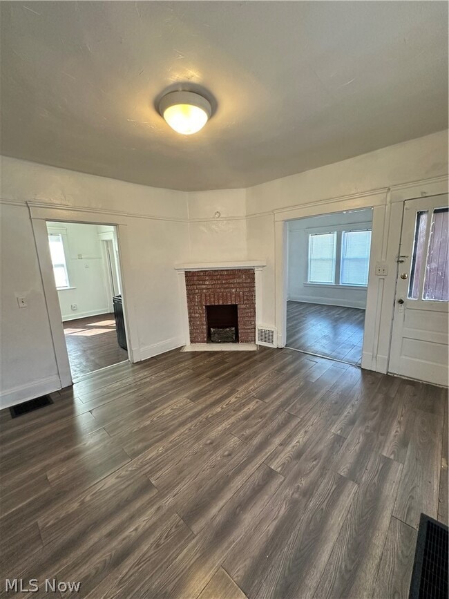 Building Photo - 837 Wayside Rd