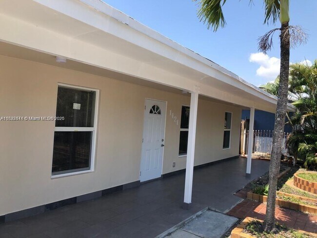 Building Photo - 1121 SW 24th Ave