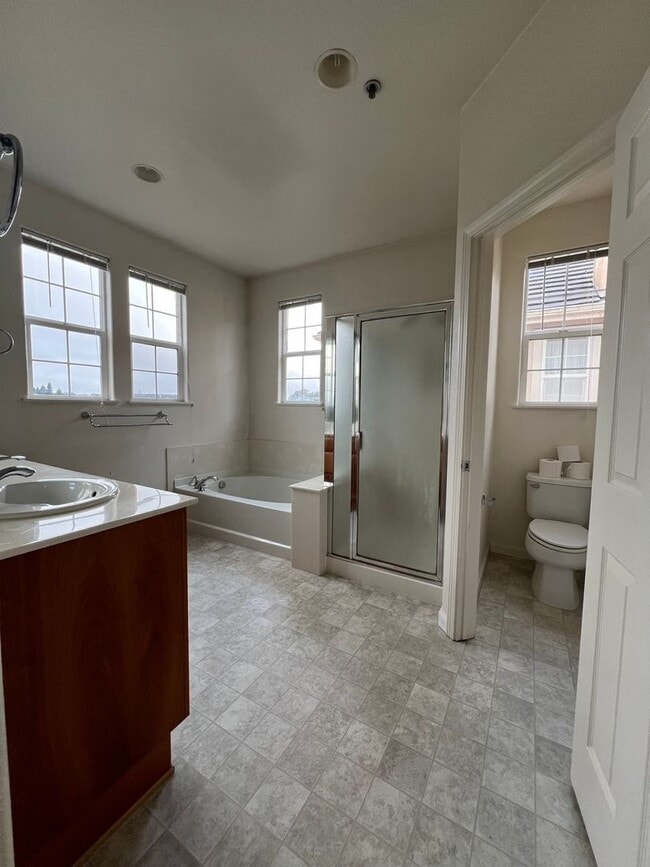 Building Photo - 4br in Bay Breeze Community