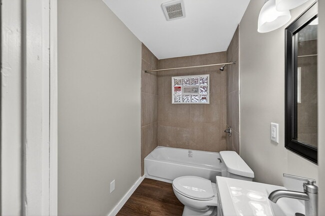 Building Photo - 336 Smith St