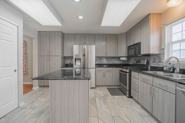 Building Photo - 164 Forestview Ct