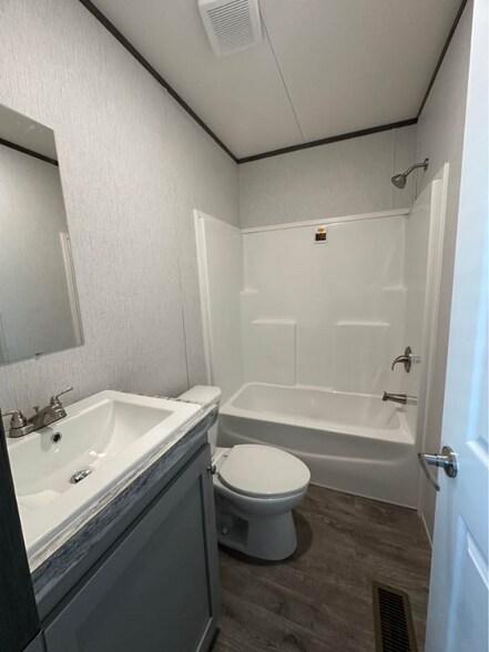 Building Photo - 10301 SE 29th St