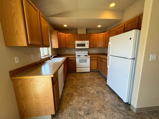 Building Photo - 4 Bedroom, 2 Bath House! Available to Rese...