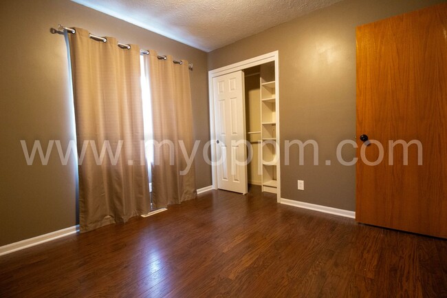 Building Photo - Must See! Well maintained 3 Bedrooms 2.5 B...