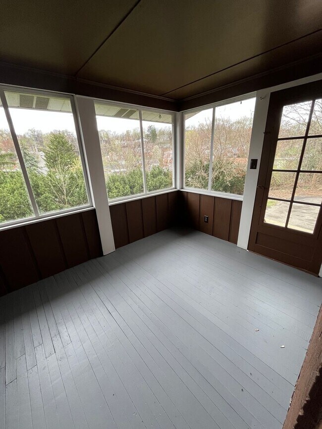 Building Photo - 5 bedroom available in the West Jefferson Hills School district!