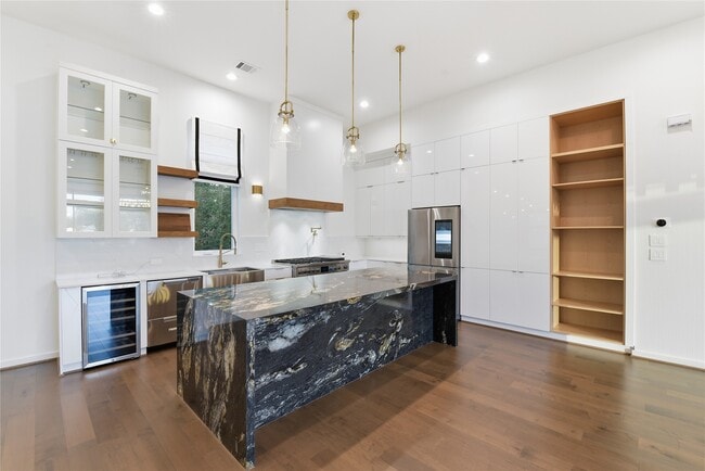 Building Photo - 529 Memorial Heights Dr