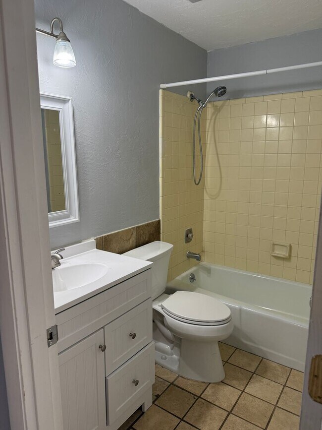 Building Photo - 2Bedroom 2 Bath Single Family Home W/1 Car Garage