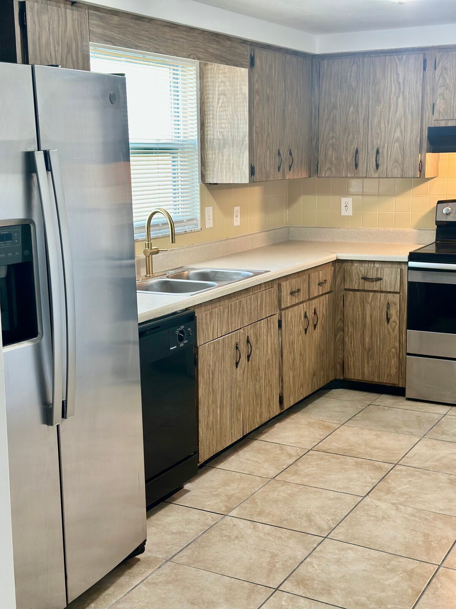 Building Photo - 11010 Tamarix Ave