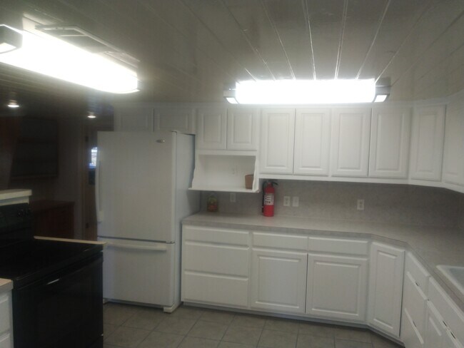 Kitchen - 615 Morris Rd
