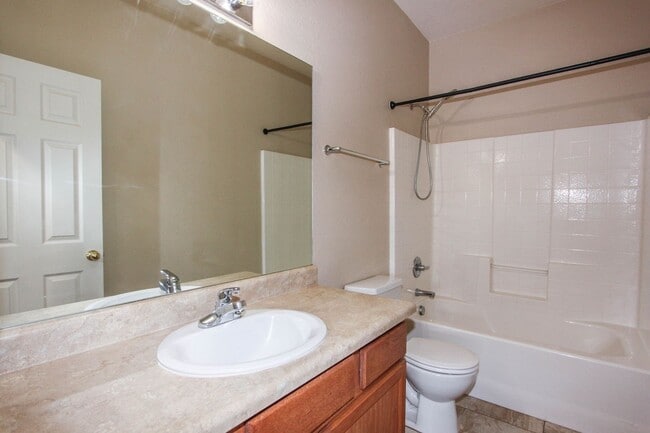 Building Photo - MOVE-IN SPECIAL in Quailwood