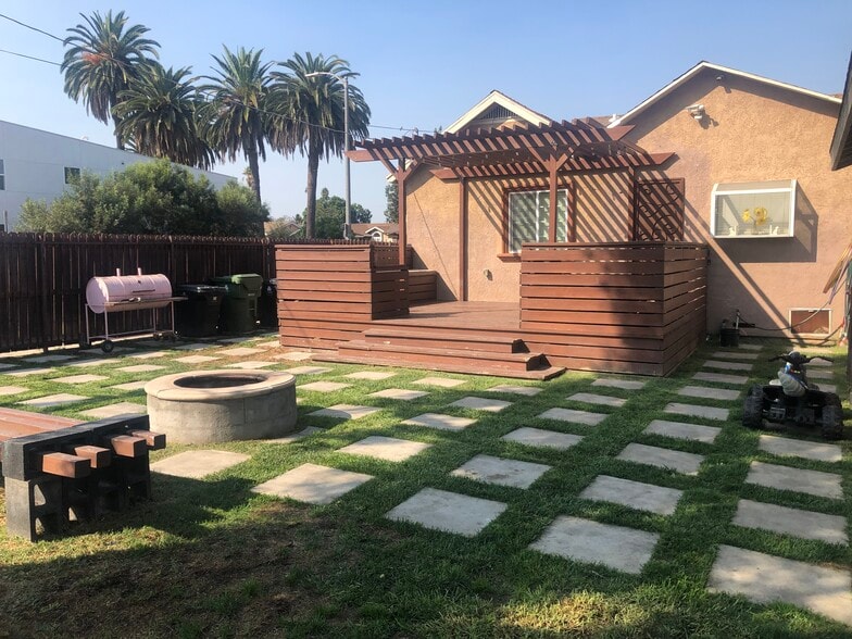 Back yard / deck - 1162 W 74th St