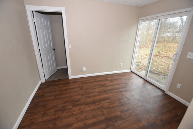 Building Photo - 1326 Eastbrook Dr