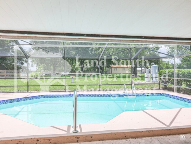 Building Photo - 2190 Belaire Dr