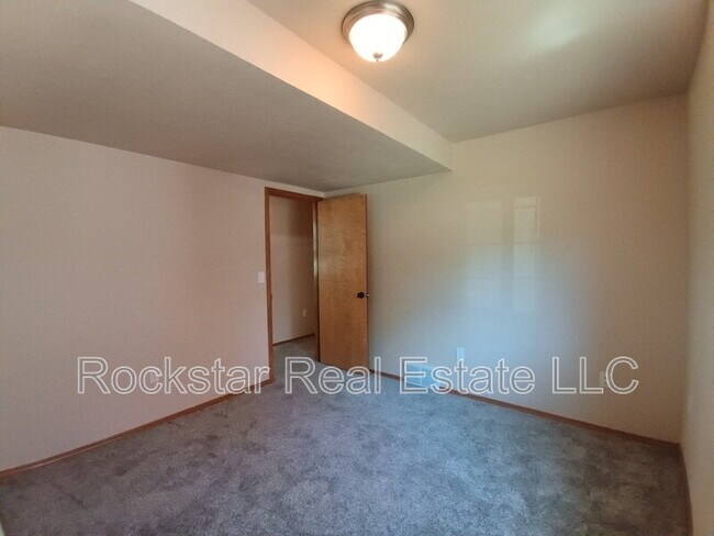 Building Photo - 6720 S Moran View St