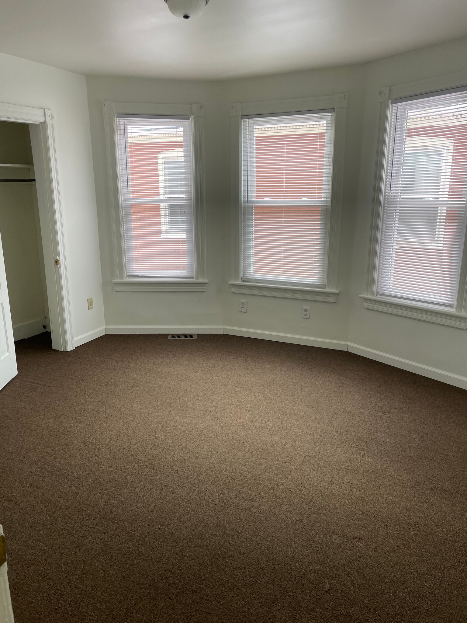 Building Photo - 850 Park Ave