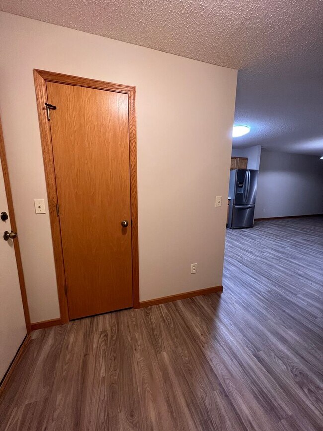Building Photo - 2 Bedroom Town Home, FLEXIBLE MOVE IN DATE!